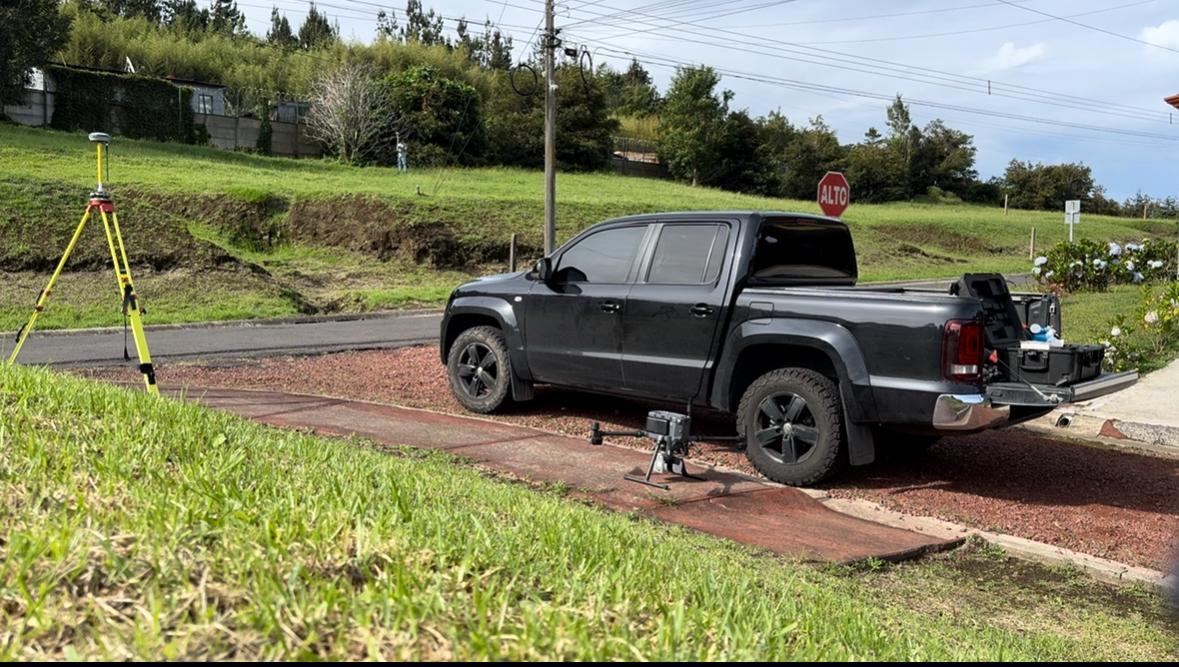 Vehículo de trabajo con equipo topográfico montado, listo para salir a campo